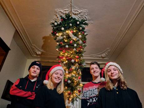 De omgekeerde kerstboom van de familie Stolk is een icoon op de Voorstraat: ‘Het is heel praktisch!’
