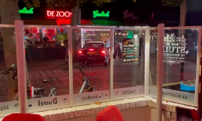 Op 24 augustus 2022 reed John D. met zijn auto het terras op in Renesse.