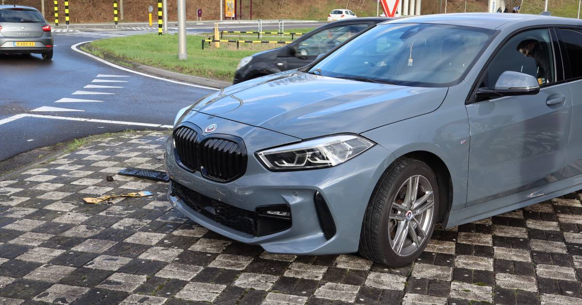 Scooterrijder gewond na botsing met auto, helm vangt meeste schade.