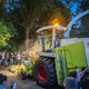 ►  Protesterende boeren breken door afzetting bij huis van Nederlandse minister: agenten kiezen voor eigen veiligheid