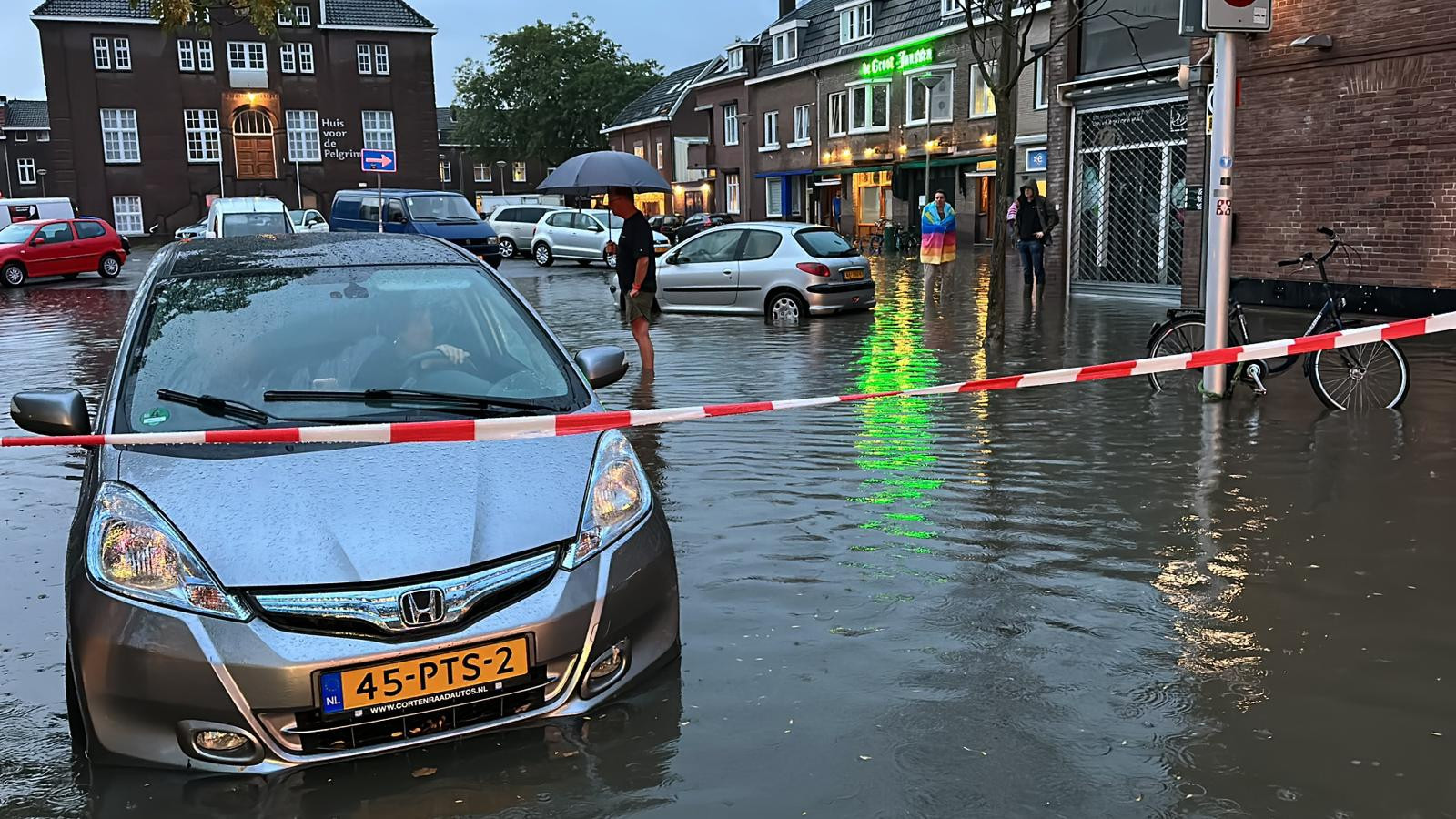 Heftige hoosbuien rond Maastricht veel meldingen van wateroverlast, snelwegen dicht Foto AD.nl