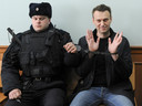 Op deze foto uit 2017 poseert Navalny voor de pers in het gerechtshof van Moskou. De oppositieleider zit op het moment gevangen in een strafkamp. Hij heeft vandaag de mensenrechtenprijs van de EU gewonnen.