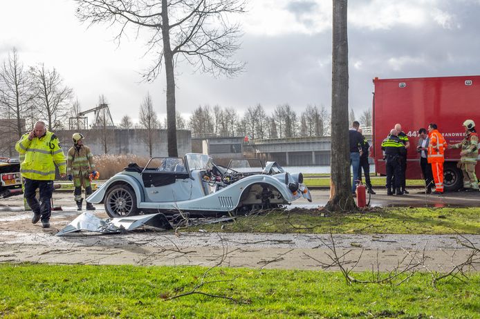 De auto reed vanochtend op de Proostwetering tegen een boom aan.