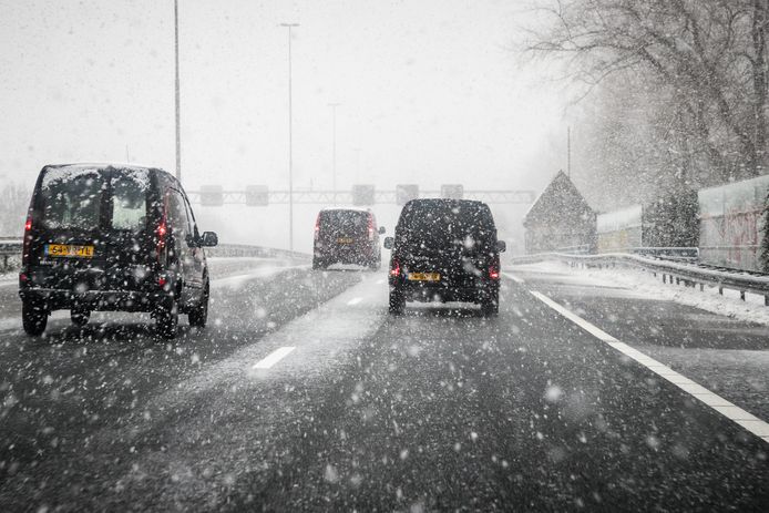 Sneeuwoverlast op de A16 bij Rotterdam op 11 december vorig jaar. Het KNMI kondigde toen code rood af voor grote delen van Nederland vanwege overlast van het winterweer.