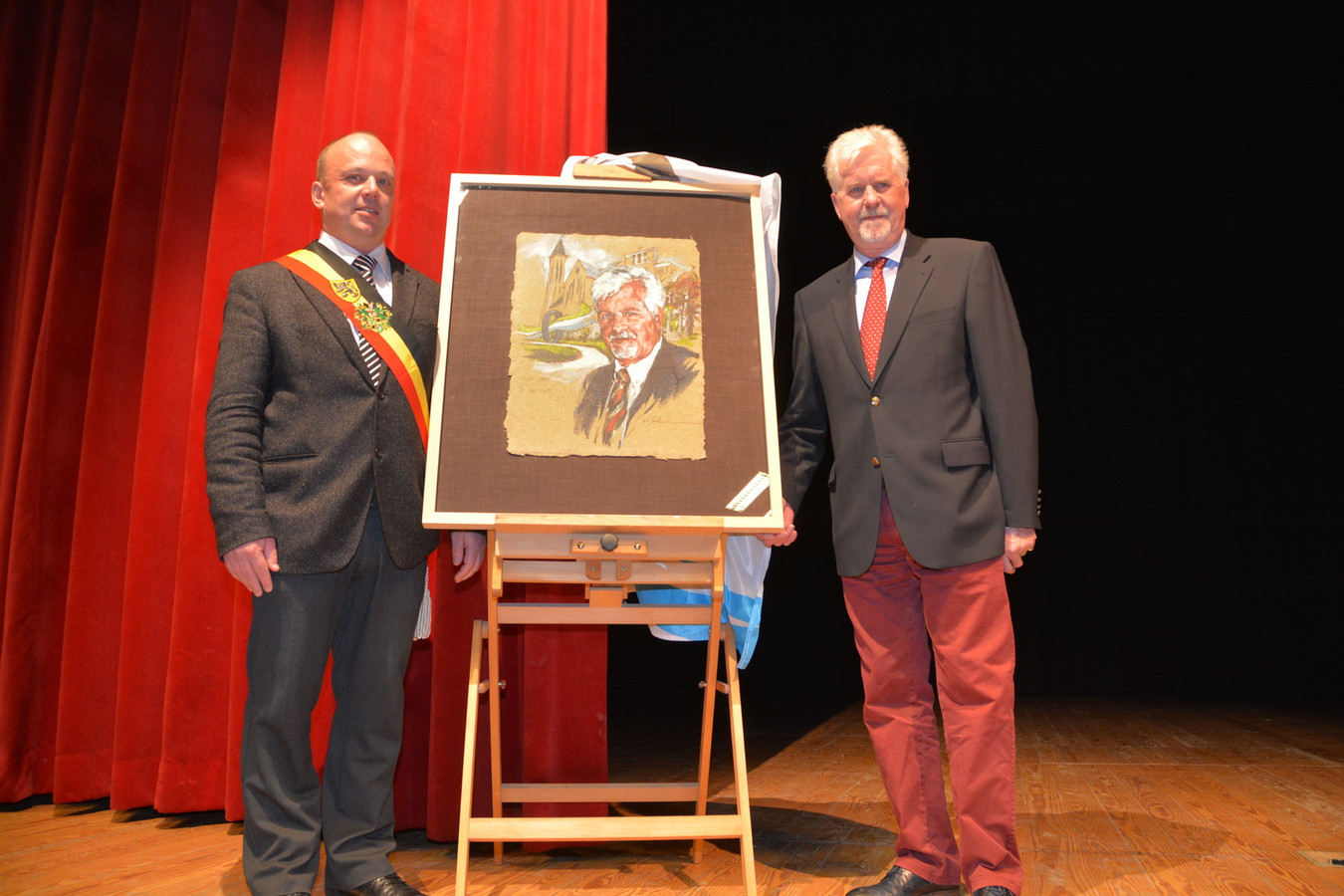 Uittredend burgemeester Jean-Marie Bonte (rechts) poseert bij zijn portret met opvolger Karl De Clerck.