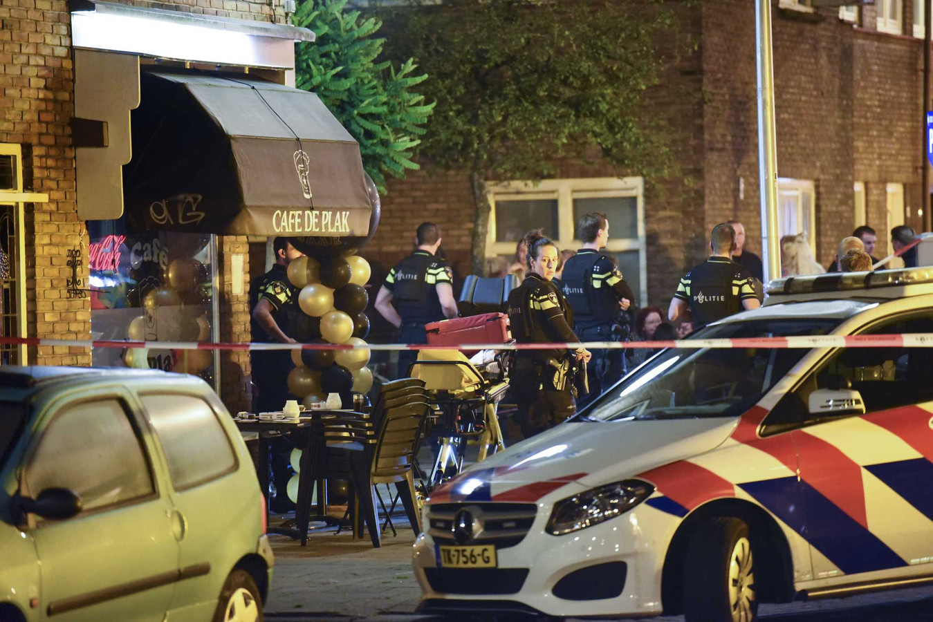 UTRECHT - Politieagenten doen onderzoek in de buurt van een café aan de Vleutenseweg in Utrecht na een schietpartij.