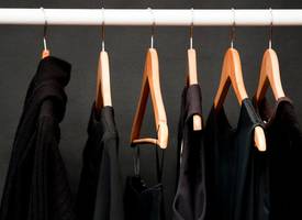 Houd je zwarte kleding zwart met déze 3 middeltjes