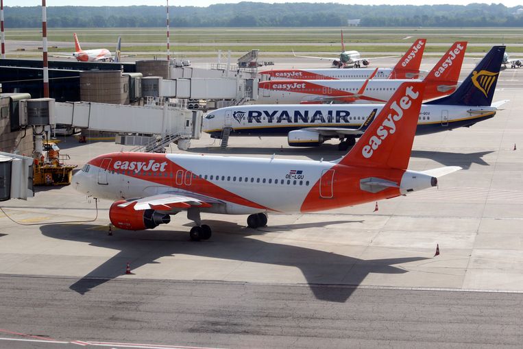 Vliegtuigen van easyJet en Ryanair staan al maanden voornamelijk aan de grond. Beeld EPA