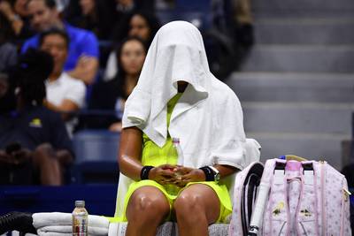 Huilende Naomi Osaka last nieuwe pauze in na nederlaag: “Dit is niet meer normaal”