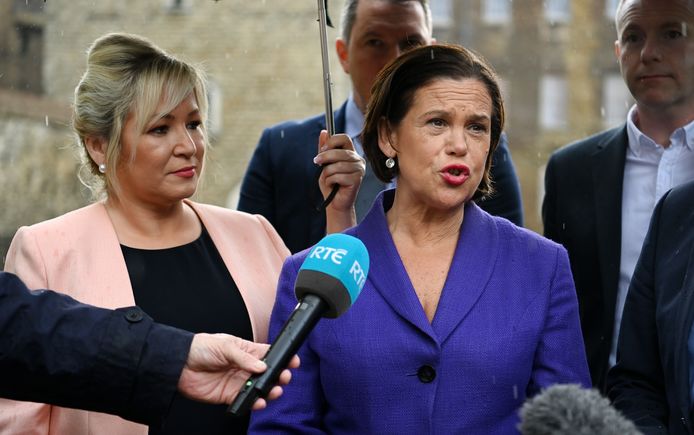 Vicepresident van Sinn Fein Michelle O’Neill (L) en Sinn Fein-voorzitster Mary Lou McDonald (R)