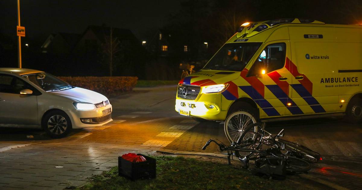 Fietser gewond bij aanrijding met auto in Apeldoorn.