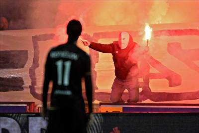 Ultra’s lanceren salvo van vuurpijlen op het veld, Anderlecht - Genk minutenlang stilgelegd