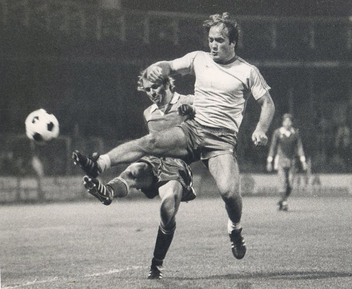 John Frandsen in duel met Dick Advocaat (rechts) van ADO Den Haag.