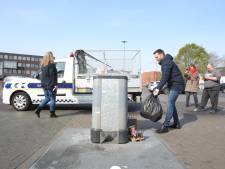 Snuffelen naar adressen tussen het afval. Al bij de tweede zak heeft de wethouder beet: dat is dan 125 euro.