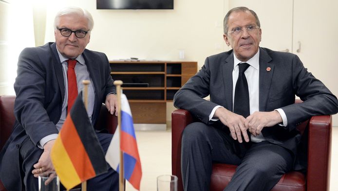Le ministre russe des Affaires étrangères Sergueï Lavrov (à droite) et son homologue allemand Frank-Walter Steinmeier