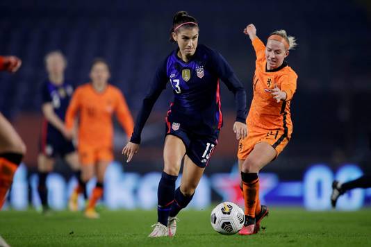 Alex Morgan in duel met Jackie Groenen tijdens de oefeninterland Nederland - USA (2-0).