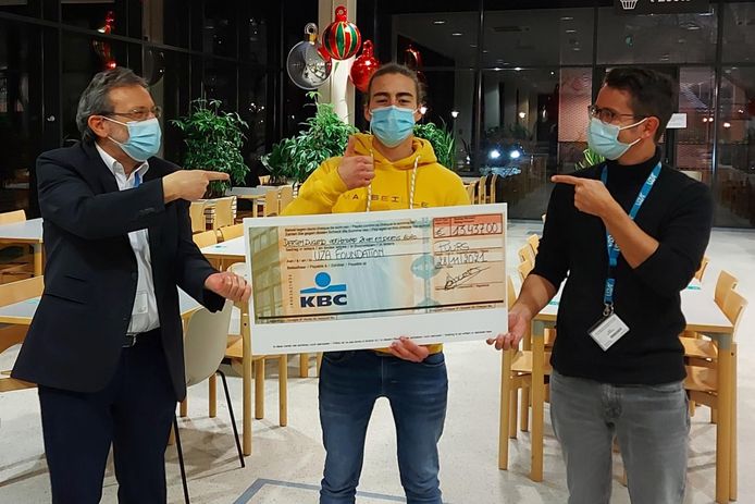 Jef Lauwers overhandigde de cheque aanProf. Dr. Zwi Berneman en Prof. Dr. Sébastien Anguille. Beiden wijden hun leven aan het onderzoek naar een geneesmiddel voor heel wat levensbedreigende ziektes, zoals AML.