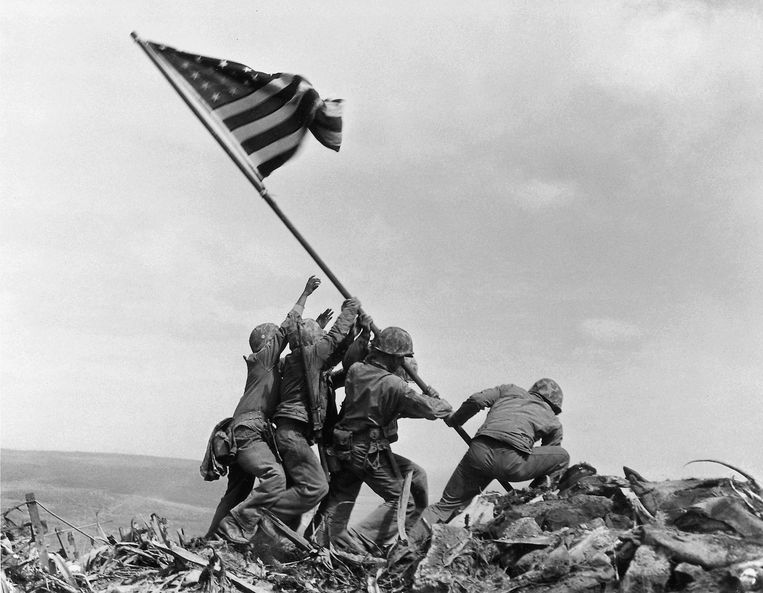 De Amerikaan Joe Rosenberg fotografeerde in 1945, aan het einde van de Tweede Wereldoorlog, zes Amerikaanse soldaten die de vlag hijsen op het Japanse eiland Iwo Jima. Bekroond met een Pulitzer. Beeld AP