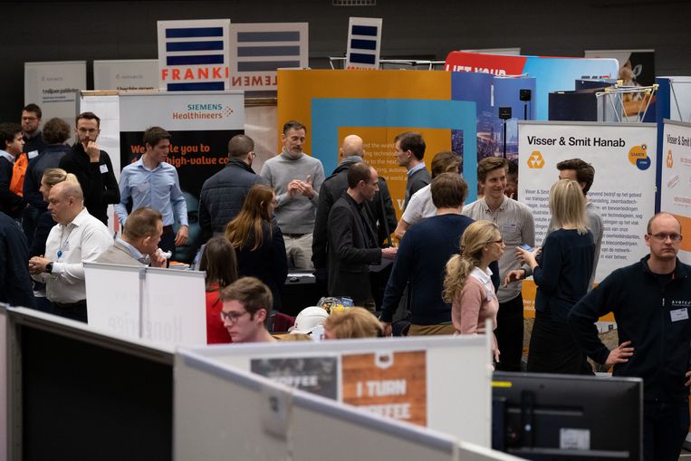 Gegadigden schuiven aan op een jobbeurs in Gent. Beeld Jo De Rammelaere