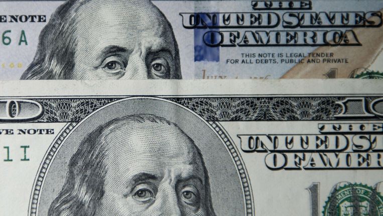 Het nieuwe (boven) en het oude (onder) briefje van 100 dollar. Beeld AFP