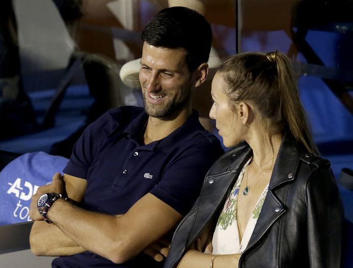 Novak Djokovic met zijn vrouw Jelena in de tribunes tijdens de finale tussen Thiem en Krajinovic.