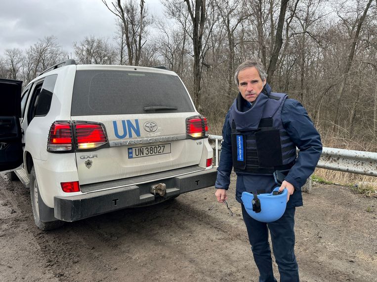Het hoofd van het Internationaal Agentschap voor Atoomenergie (IAEA), Rafael Grossi, op weg naar de kerncentrale in Zaporizja. Beeld via REUTERS