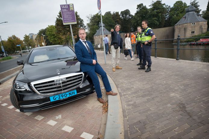 De nieuwe taxistandplaats bij de Hoge Brug is vrijdag officieel geopend.