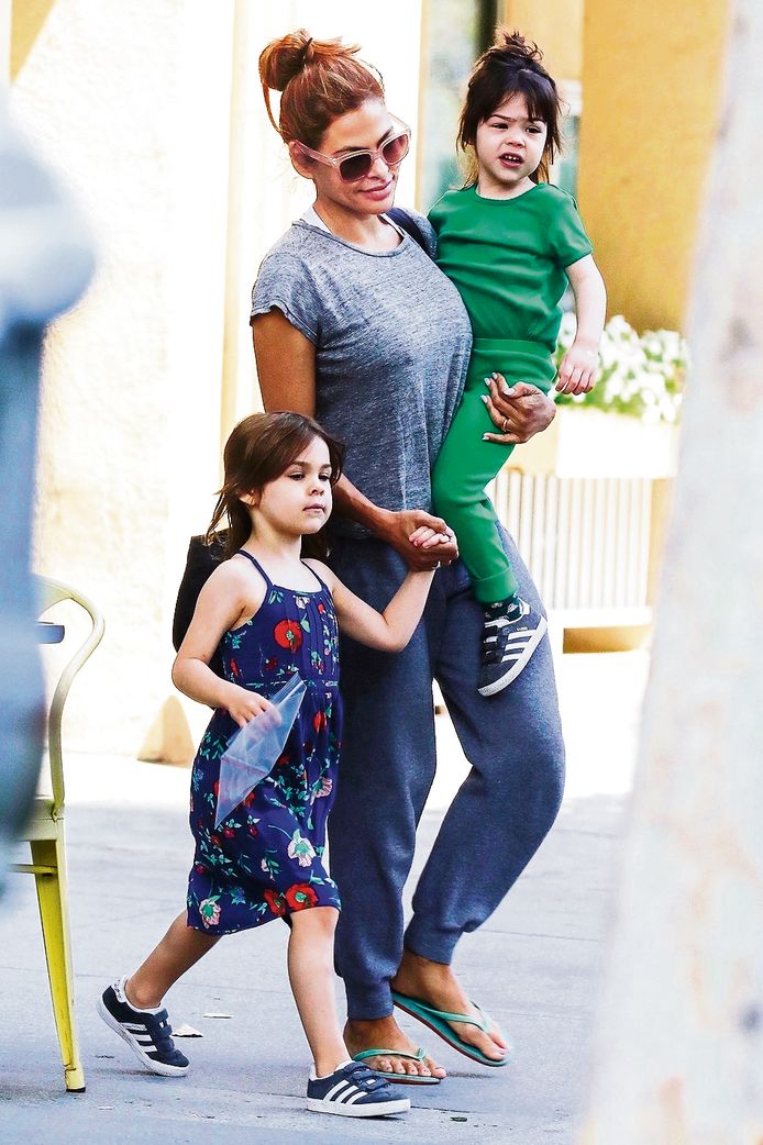 Eva met haar dochters Esmeralda en Amada.