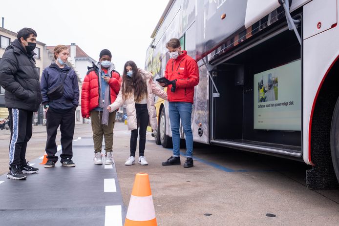 Mobibus helpt buitengewoon onderwijs met verkeersles | Mechelen | hln.be