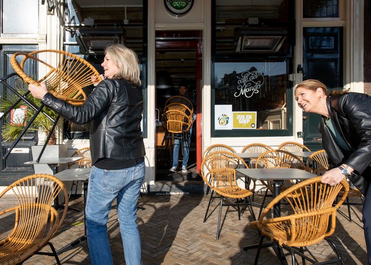 Terrassenprotest op de Nieuwmarkt gestaakt door handhaving