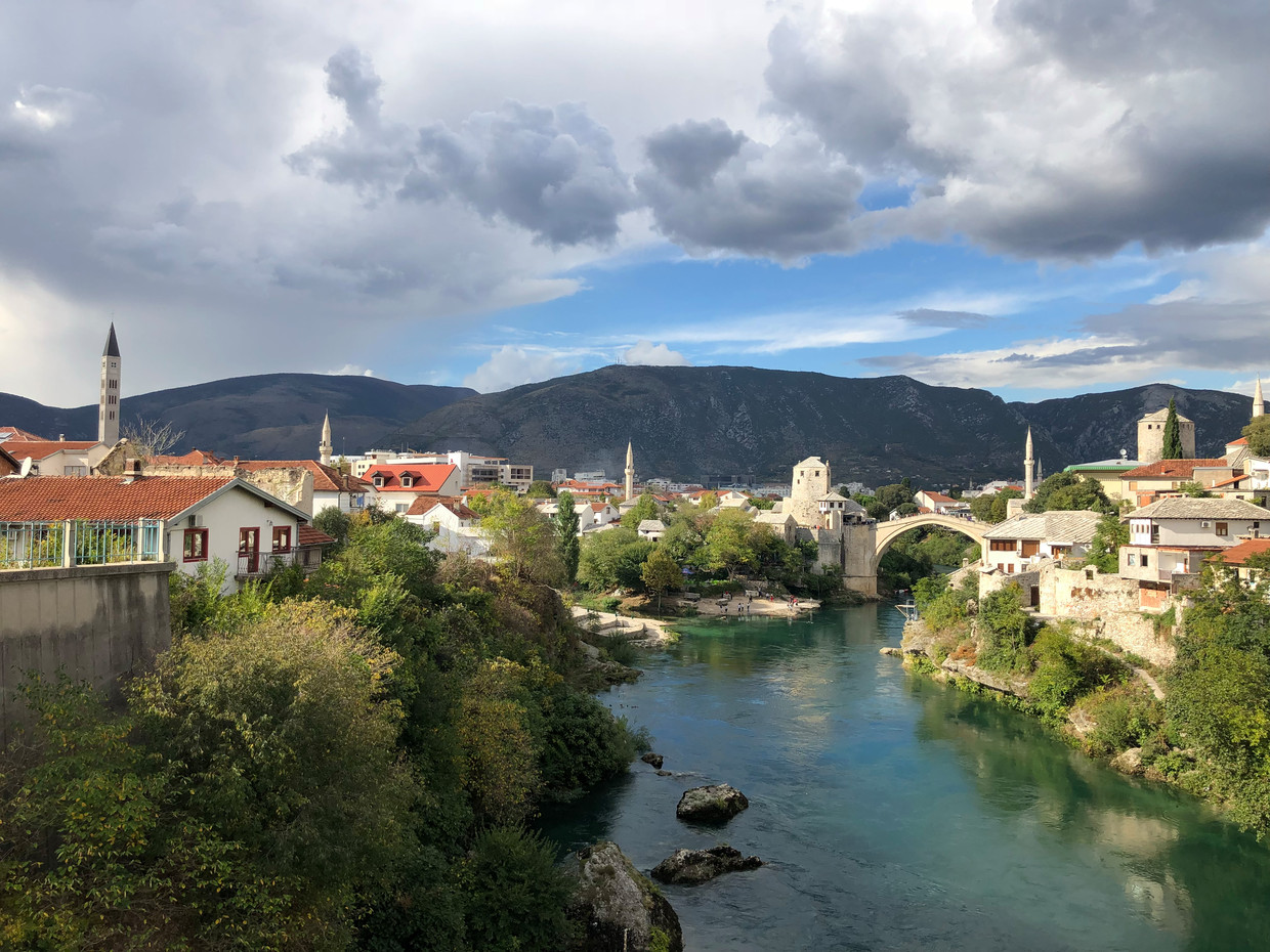 De oude brug over de Neretva is vooral een symbolische verbinding tussen het Kroatische en moslimgedeelte van Mostar. Beeld Thijs Kettenis