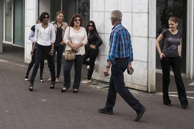 Gemoederen in Enschede lopen hoog op over aanpak seksuele straatintimidatie: ‘Wij willen die klojo’s gewoon van de straat!’