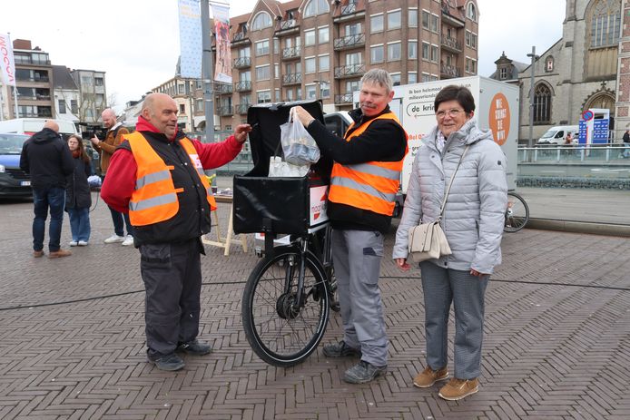 De eerste boodschappen worden ingeladen. Bezoekster Myriam Decommines is gewonnen voor de service