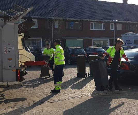 Beau van Erven Dorens haalt vuilnis op in Utrecht. ,,Uit respect."