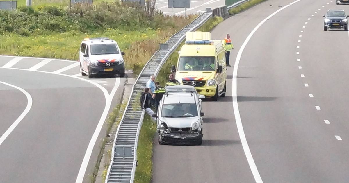 Auto beschadigd na ongeval op A59 bij Waalwijk richting Den Bosch.