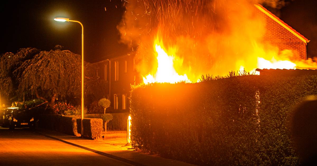 Schuur en aanhangwagen branden af in Doetichem