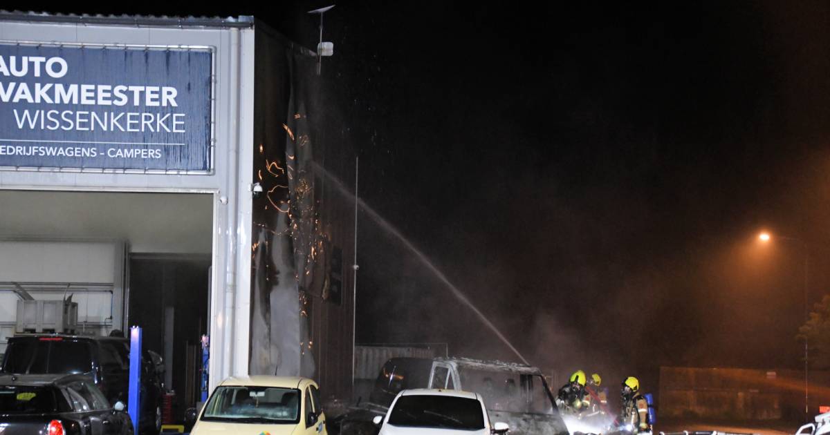 Camper, auto's en loods zwaar beschadigd door grote brand in Wissenkerke