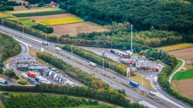 Politie haalt dronken migranten uit vrachtwagen langs E314: "Ze hadden aan de lading bier gezeten"