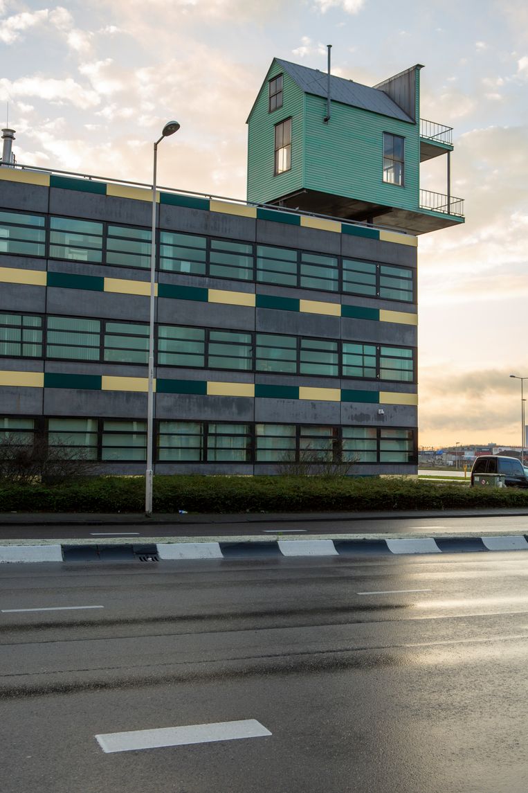Pioniershuisje, Rotterdam Heijplaat (1999), van John Körmeling, bovenop het douanekantoor. Beeld Edith Gerritsma