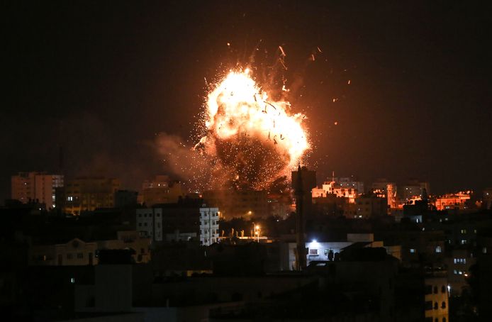 Militante Palestijnen in Gaza hebben honderden projectielen afgevuurd op Israël. De Israëlische strijdkrachten voerden op hun beurt meer dan zeventig luchtaanvallen uit en bombardeerden onder meer een televisiestation van de Palestijnse beweging Hamas.