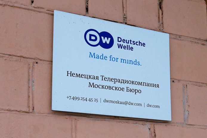 Het logo van Deutsche Welle aan de gevel van het redactiegebouw in Moscou.
