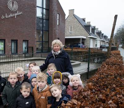 Jubilerende juf steekt cadeau-geld in kruidentuin; ‘Kinderen laten ervaren waar het eten vandaan kom