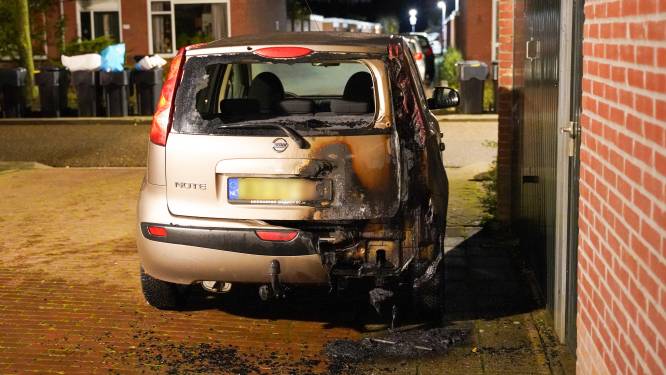 Buurt Ermelo schrikt van knal en ziet vlammen uit auto komen: tweede brand in twee jaar tijd