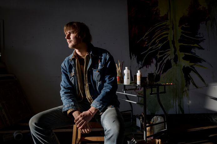 Kunstenaar Thijs Segers kreeg een beurs en mag een jaar lang het atelier in het vroegere Heim aan de Bornsestraat gebruiken. „Dit is het steuntje in de rug dat elke beginnende kunstenaar nodig heeft.”