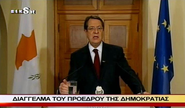 Nikos Anastasiades tijdens zijn televisietoespraak zondag waarin hij aankondigde dat hij het noodplan zal herzien. Beeld ap