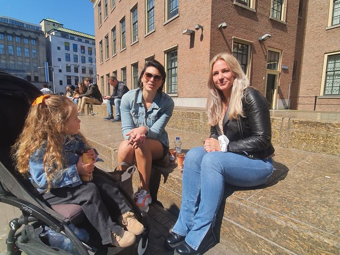 Vriendinnen Suzanne (r) en Leila (midden) op de Haagse Hofplaats. Links Julia in de kinderwagen.