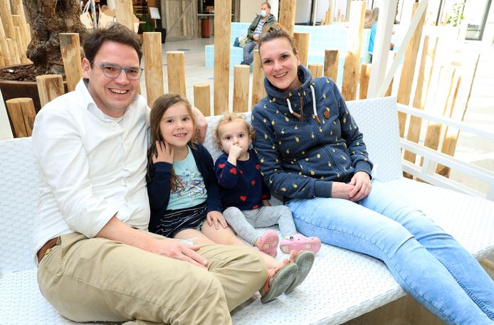 (Vlnr) Klaas, Suze, Hanne en Carine genieten in het zwembad van Beach Resort in Nieuwvliet.