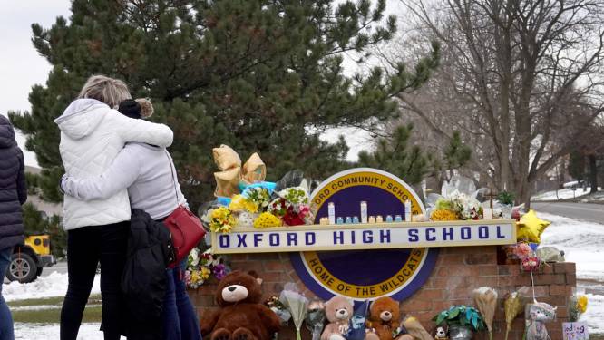 Vijftienjarige aangeklaagd voor moord en terrorisme na schietpartij op school in VS, ook vader mogelijk aangeklaagd