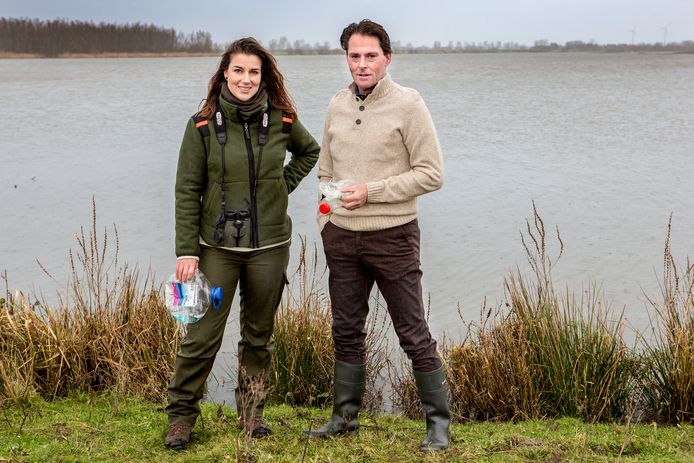 Boswachter Vera Willemsen en wethouder Paul Boogaard van de gemeente Hoeksche Waard gaan plastic in de natuur te lijf. Vrijdag wordt er een ‘stofzuiger’ geplaatst in het Hollands Diep bij Strijensas.