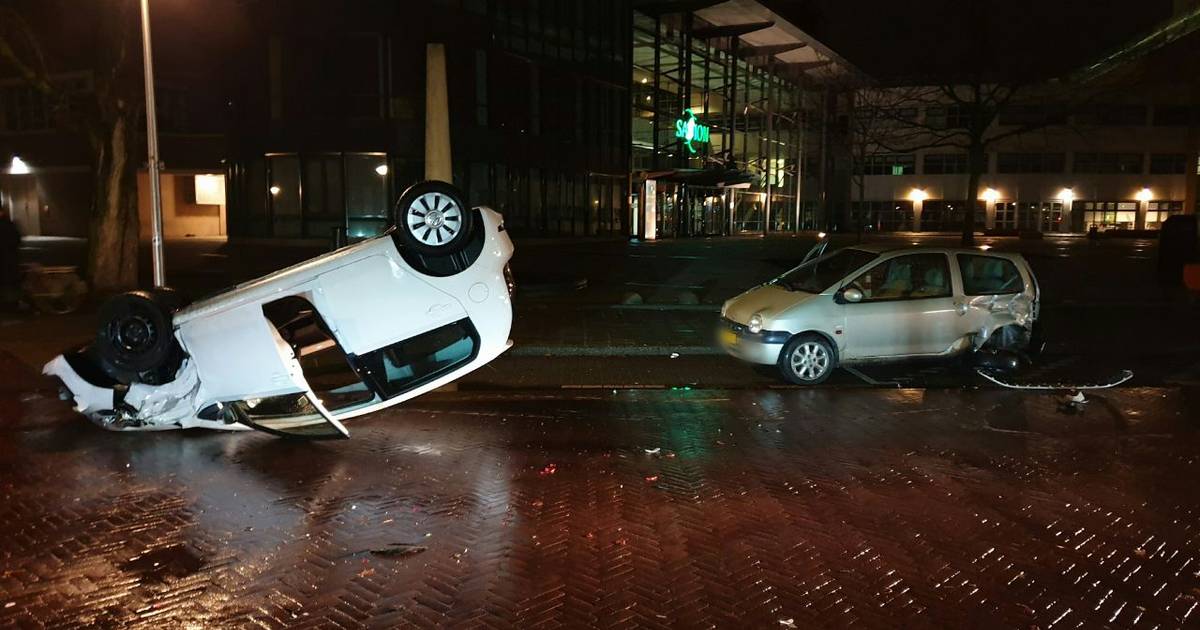 Auto slaat over de kop na botsing met geparkeerd voertuig in Enschede.